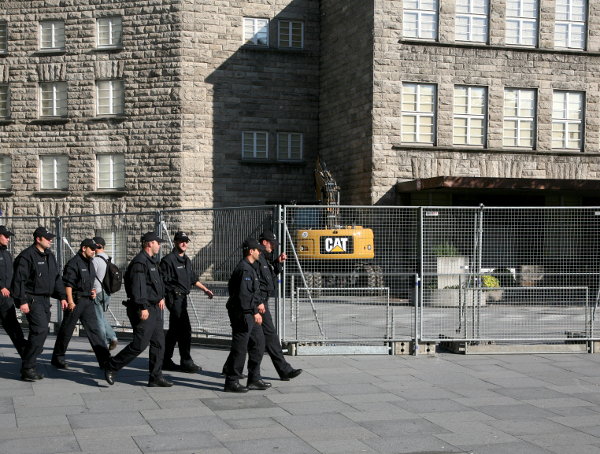 die Polizei patroulliert um den Bauzaun bei "Stuttgart 21"
