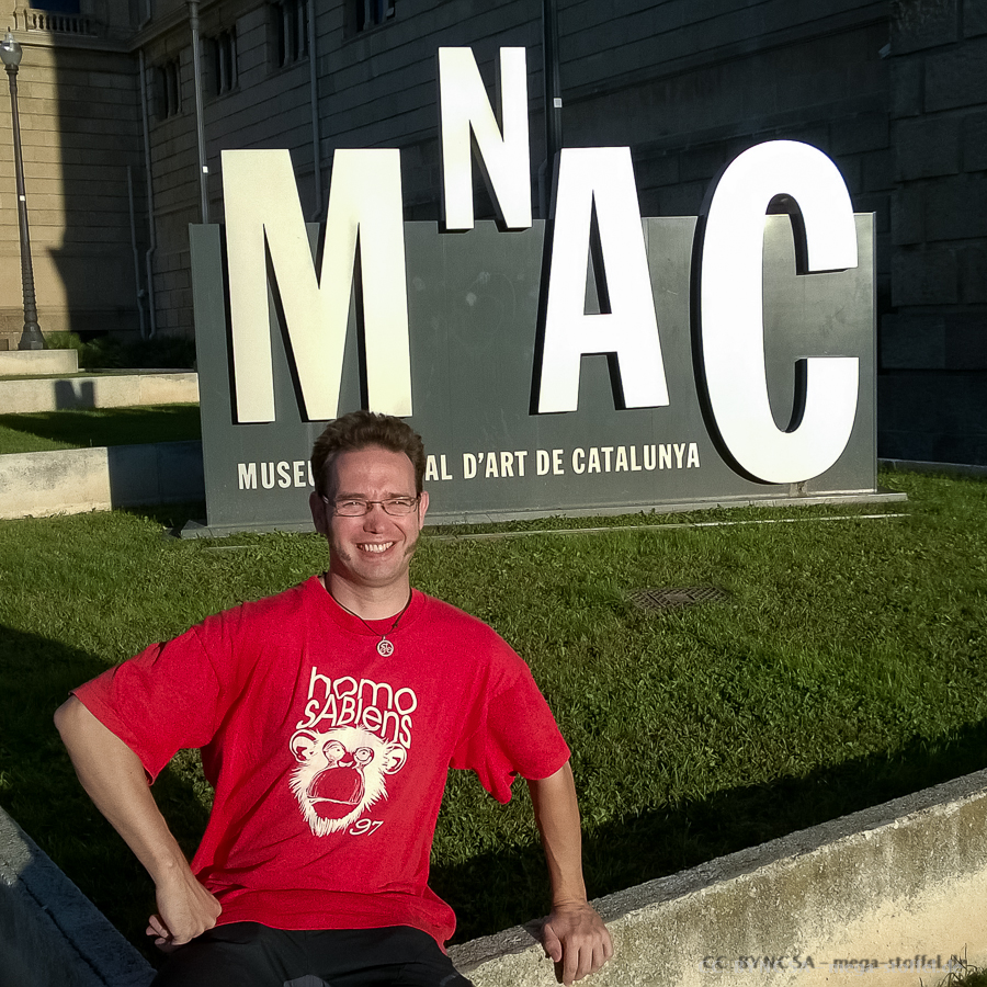 ins MNAC mit homo sABIens T-Shirt
