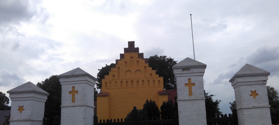 eine Kirche in orange und dunkelrot